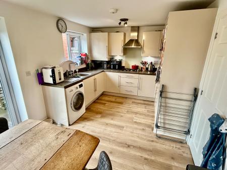 3 bedroom Detached house to let in Sutton Crescent, Barton-under-Needwood, DE13