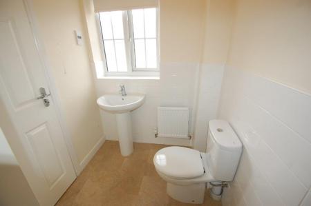 3 bedroom Detached house to let in Sutton Crescent, Barton-under-Needwood, DE13