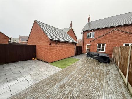 3 bedroom Semi-detached house for sale in Henley Grove, Church Gresley, Swadlincote