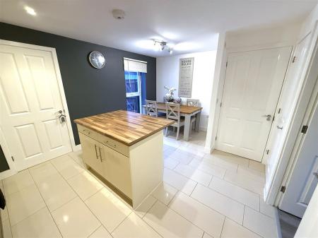3 bedroom Semi-detached house for sale in Henley Grove, Church Gresley, Swadlincote