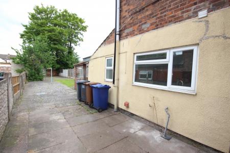 3 bedroom House to let in Derby Road, Staffordshire, Burton upon Trent, DE14