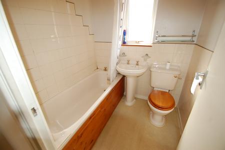 2 bedroom House to let in The Cloisters, Stapenhill, DE15