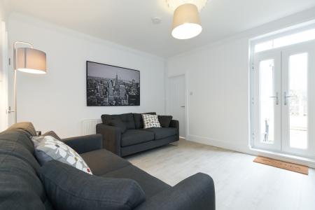 4 bedroom Semi-detached house to let in Stepping Lane