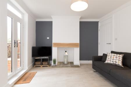 4 bedroom Semi-detached house to let in Stepping Lane