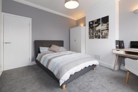 4 bedroom Semi-detached house to let in Stepping Lane