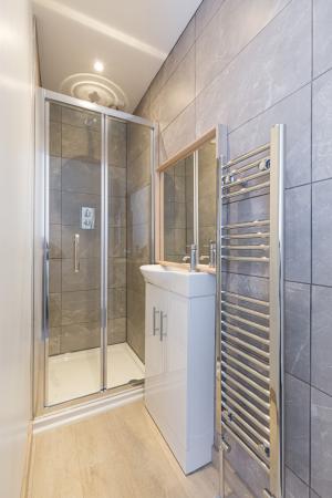 3 bedroom Semi-detached house to let in Stepping Lane