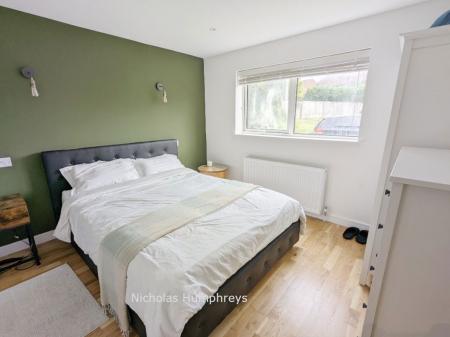 2 bedroom Property to let in Redhall Close