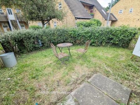 2 bedroom Property to let in Redhall Close