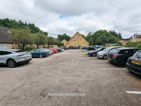 2 bedroom Property to let in Redhall Close