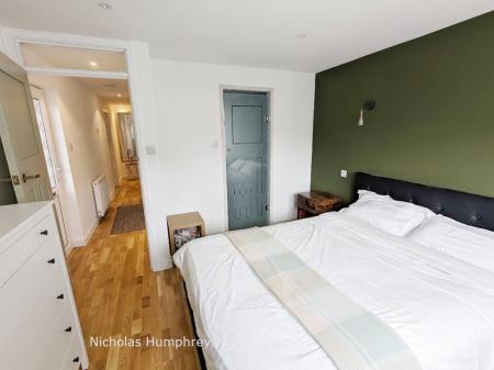2 bedroom Property to let in Redhall Close