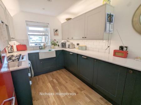2 bedroom Property to let in Redhall Close