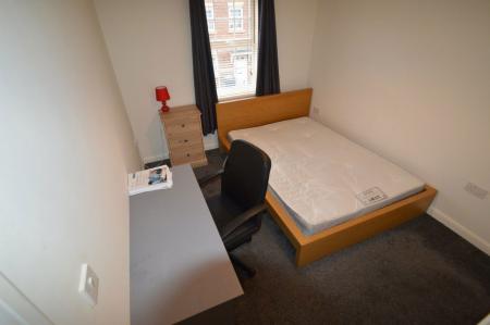 5 bedroom Property to let in The Runway