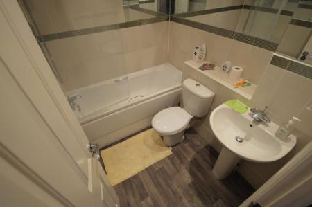 5 bedroom Property to let in The Runway