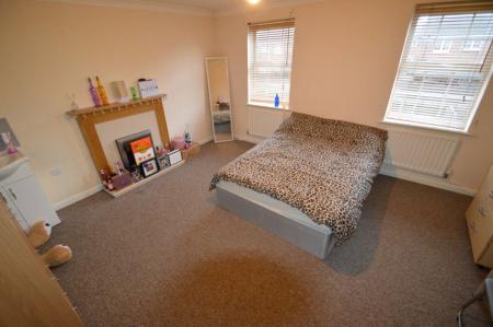 5 bedroom Property to let in The Runway