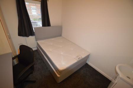 5 bedroom Property to let in The Runway