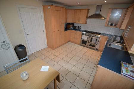 5 bedroom Property to let in The Runway