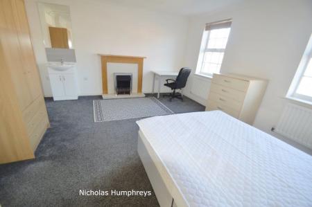 5 bedroom Property to let in The Runway