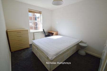 5 bedroom Property to let in The Runway