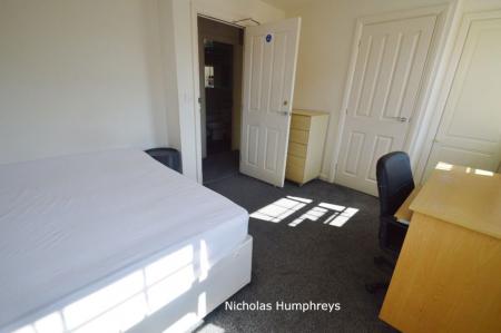 5 bedroom Property to let in The Runway