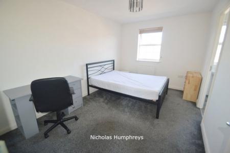 5 bedroom Property to let in The Runway