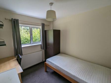 4 bedroom Property to let in Broom Close