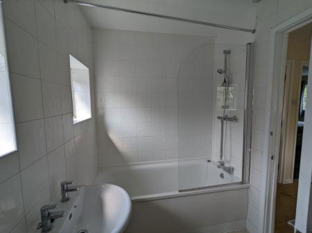 4 bedroom Property to let in Broom Close