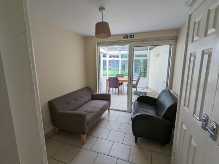 4 bedroom Property to let in Broom Close