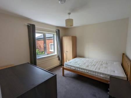 4 bedroom Property to let in Broom Close