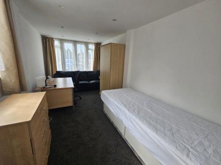 6 bedroom Property to let in De Havilland Close