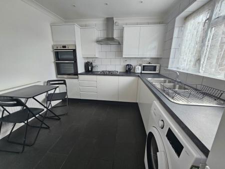 6 bedroom Property to let in De Havilland Close