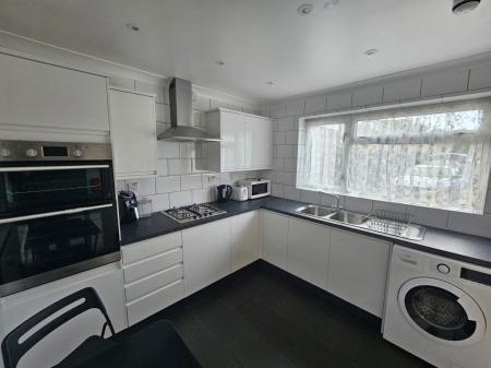 6 bedroom Property to let in De Havilland Close