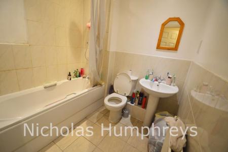 3 bedroom Studio flat to let in Richards Street