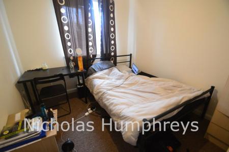 3 bedroom Studio flat to let in Richards Street