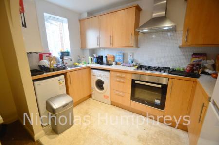 3 bedroom Studio flat to let in Richards Street