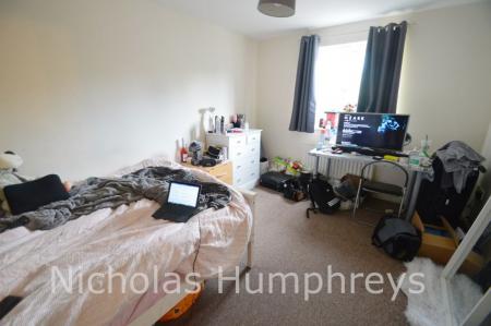 3 bedroom Studio flat to let in Richards Street