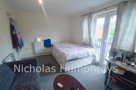 3 bedroom Studio flat to let in Richards Street