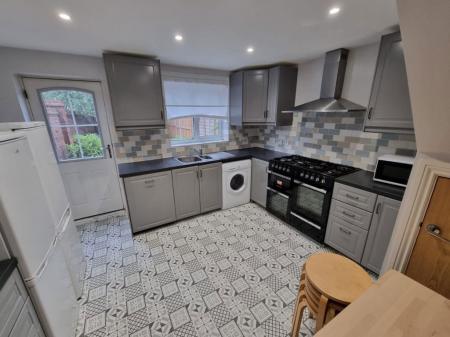 5 bedroom Property to let in Tiger Moth Way