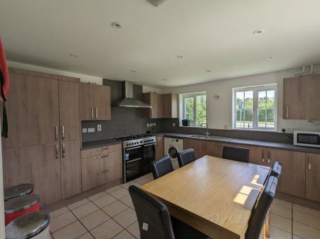 5 bedroom Property to let in Dragon Road