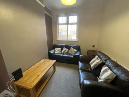 6 bedroom Property to let in Westcotes Drive, Leicester
