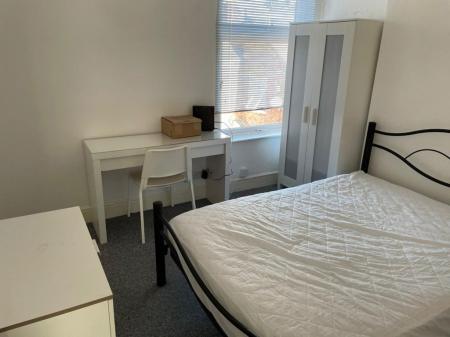 4 bedroom Property to let in College Avenue, Leicester