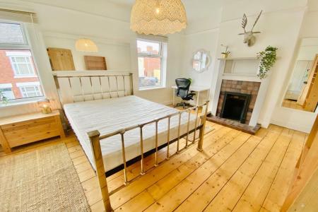 4 bedroom Property to let in Montague Road, Leicester