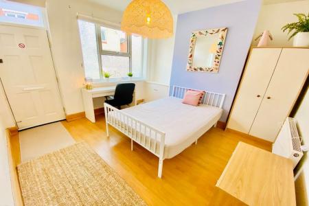 4 bedroom Property to let in Montague Road, Leicester