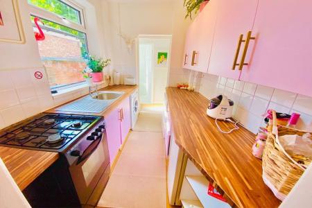 4 bedroom Property to let in Montague Road, Leicester