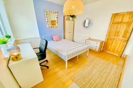 4 bedroom Property to let in Montague Road, Leicester