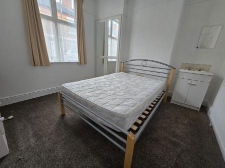 4 bedroom Property to let in Mundella Street, Leicester