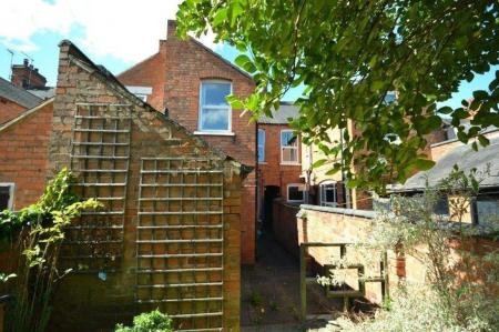 4 bedroom Property to let in Lytton Road, Leicester
