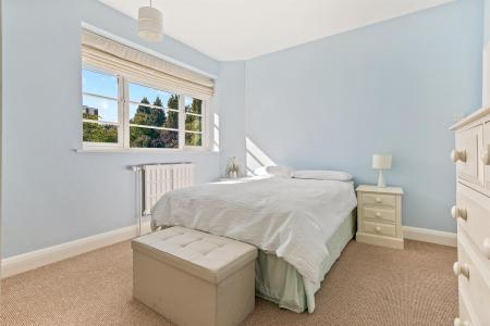 2 bedroom Flat for sale in Knighton Park Road, Stoneygate, Leicester