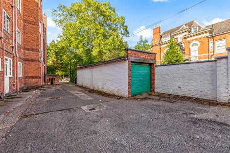 2 bedroom Flat for sale in Knighton Park Road, Stoneygate, Leicester