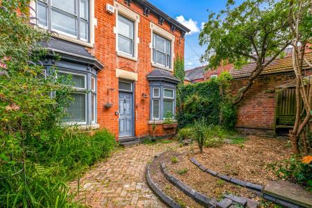 3 bedroom End of terrace house for sale in Gordon Avenue, Leicester