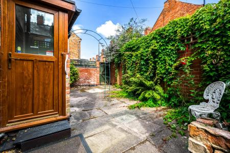 3 bedroom End of terrace house for sale in Gordon Avenue, Leicester
